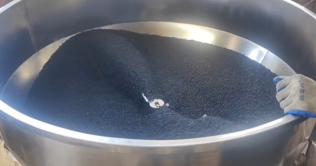 High-grade black PA66 nylon raw material granules for durable 7x7mm miniature cable carrier production