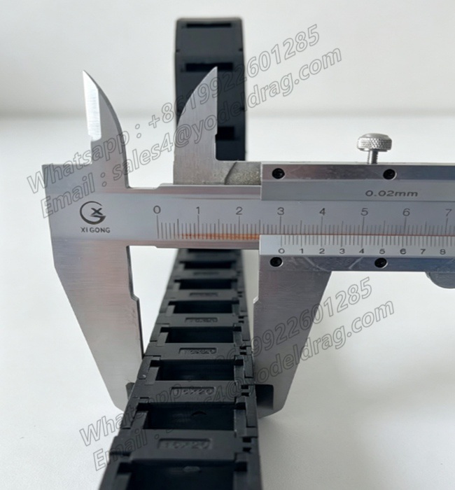 Measuring the factory external width of a high quality 15x20 semi-enclosed PA66 small drag chain using a vernier caliper