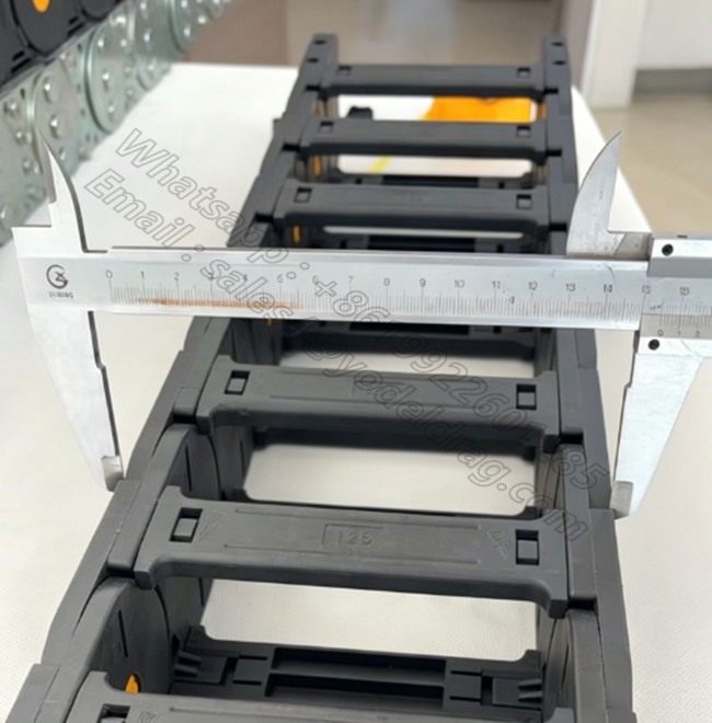 Measuring the inner width of 125mm bridge type plastic cable drag chain with vernier caliper